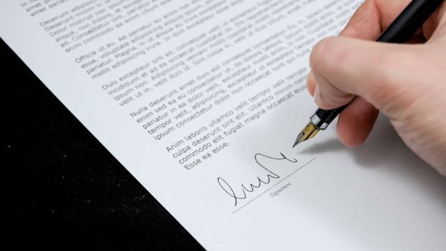 Umowy handlowe – na co zwrócić uwagę, zanim podpiszesz kontrakt?